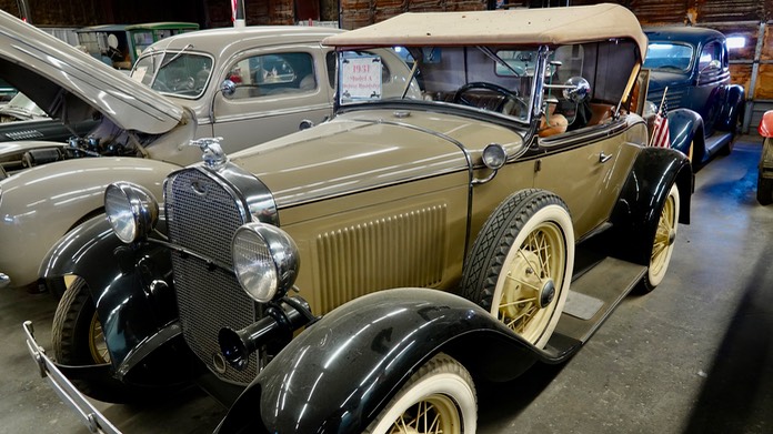 1931 Ford Model A Deluxe Roadster                                4