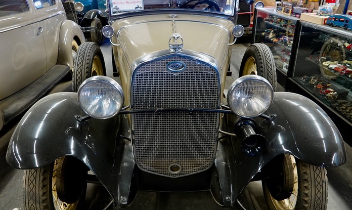 1931 Ford Model A Deluxe Roadster                                1