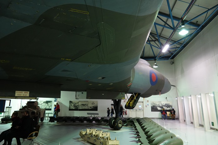 Avro Vulcan B2   j