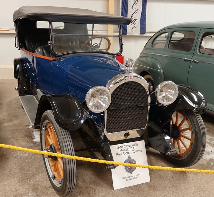 Oldsmobile - 1918 Model 37 AT - 4DR Touring