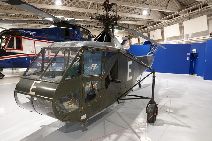  Sikorsky R-4B Hoverfly 1 a